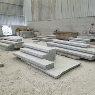 江西 整石台阶（大面火烧+侧面自然面），出货前厂内拼装