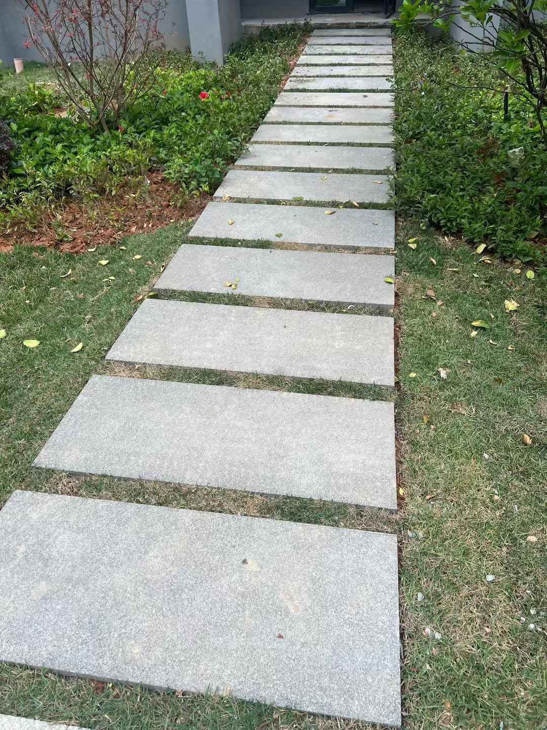 江西 芝麻黑小区踏步、汀步石铺装效果